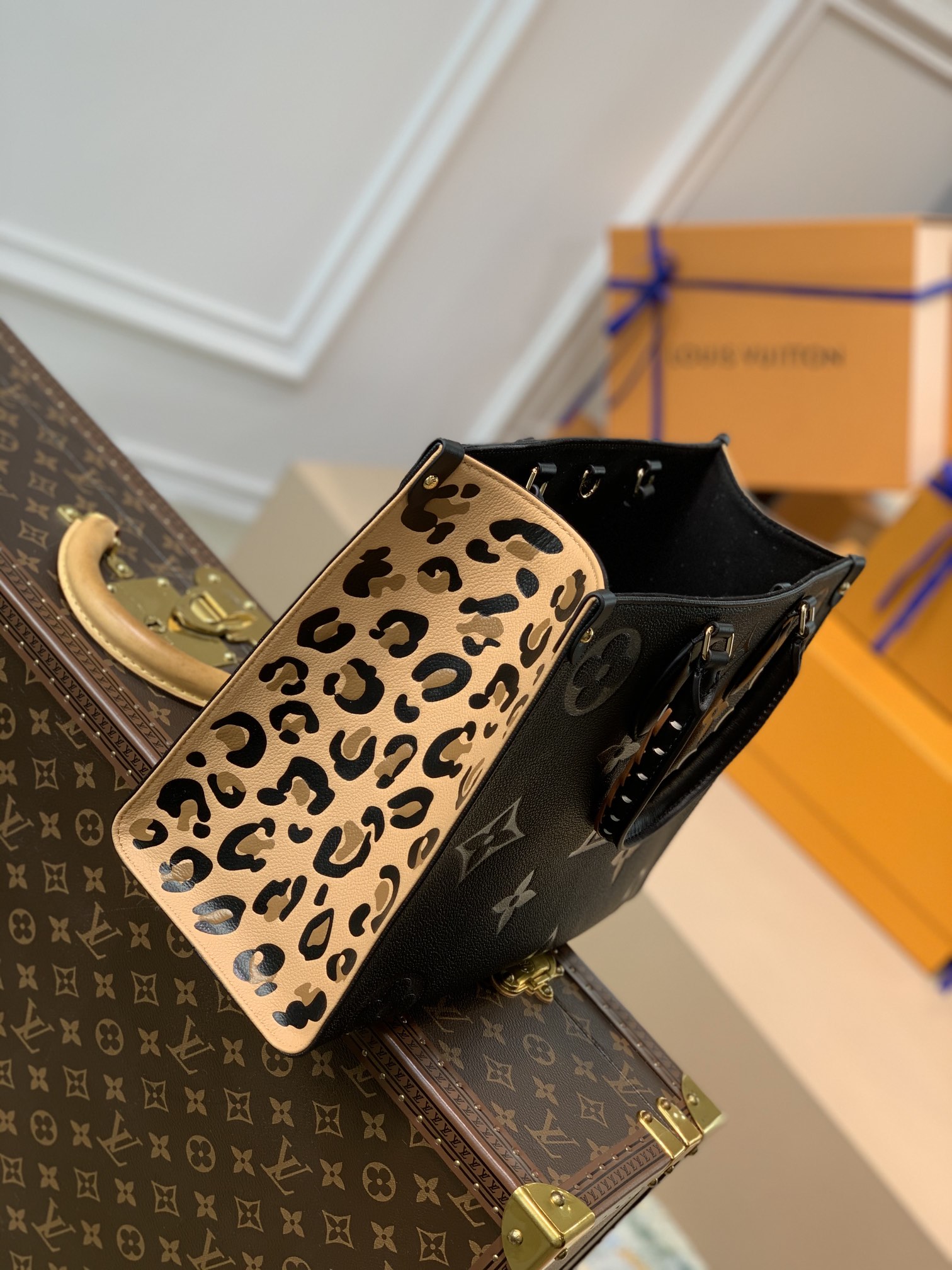 l0*is V*t0n small onthego handbag-35*28*15cm