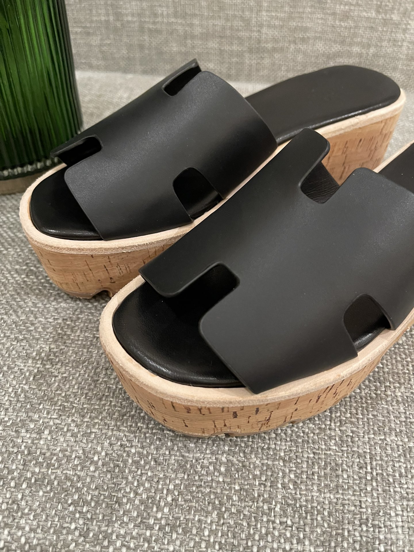 H**mes slippers