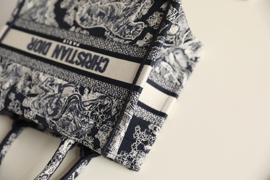 D*or small book tote-26*8*22cm