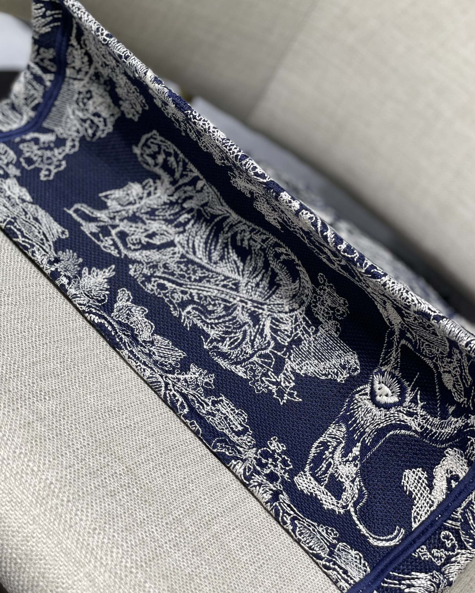 D*or small book tote-36.5cm