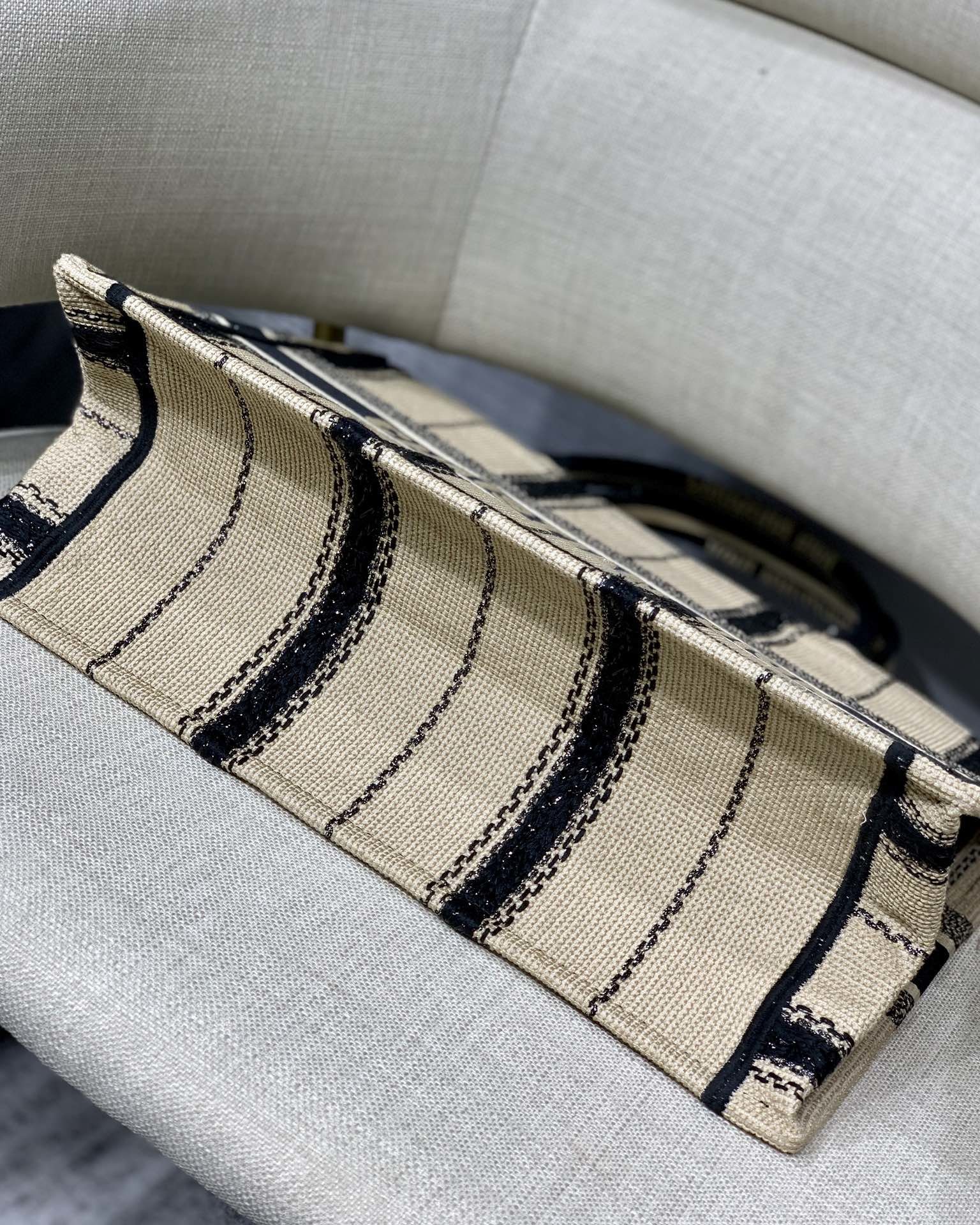 D*or small book tote