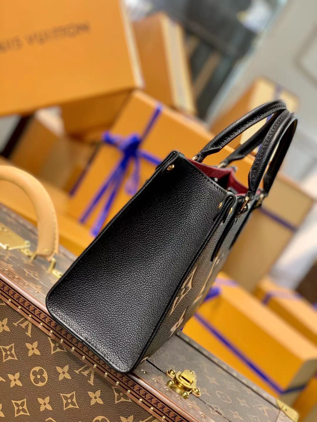 l0*is V*t0n onthego handbag-28*11*19cm
