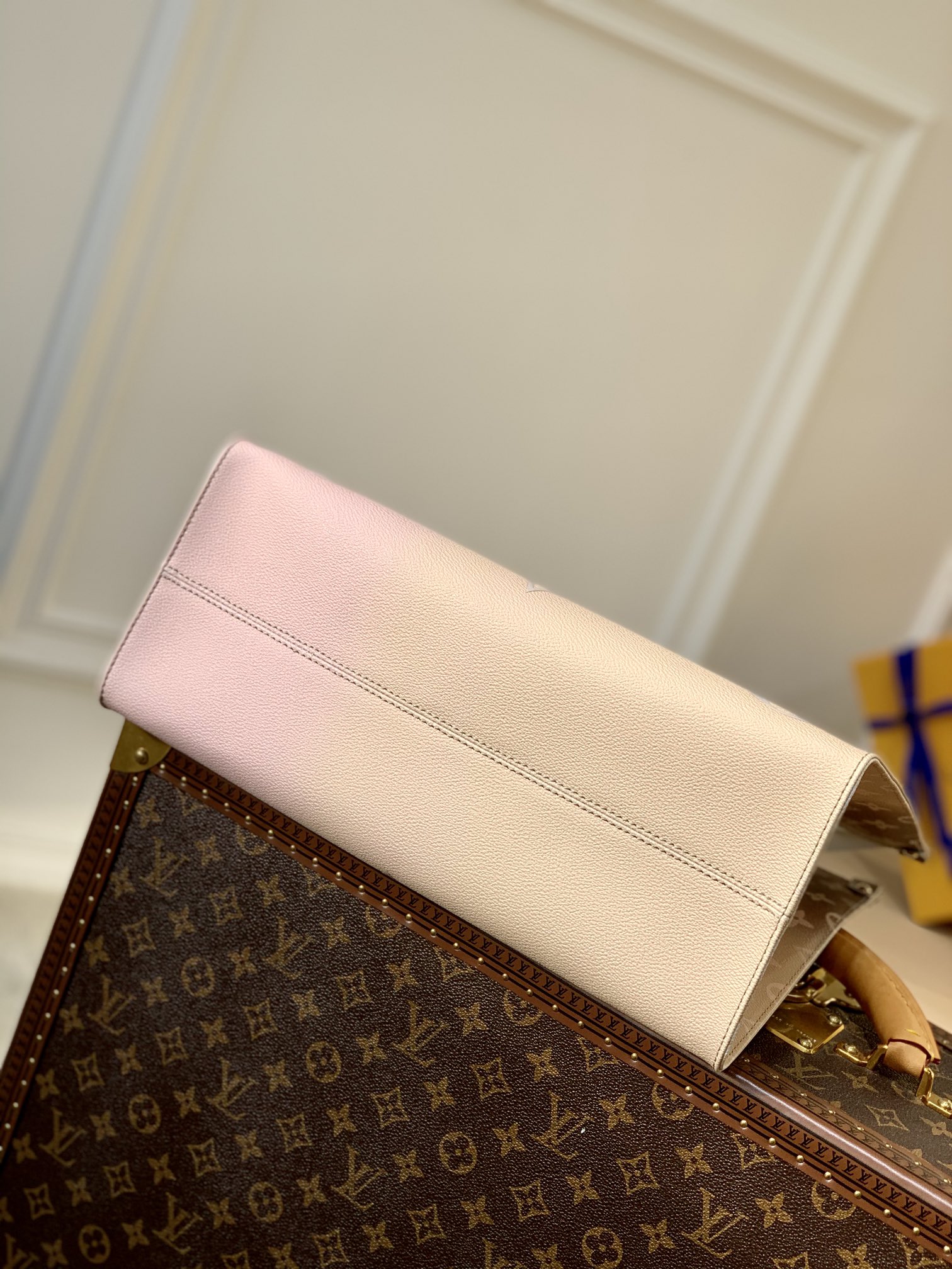l0*is V*t0n onthego handbag-25*19*11.5 cm