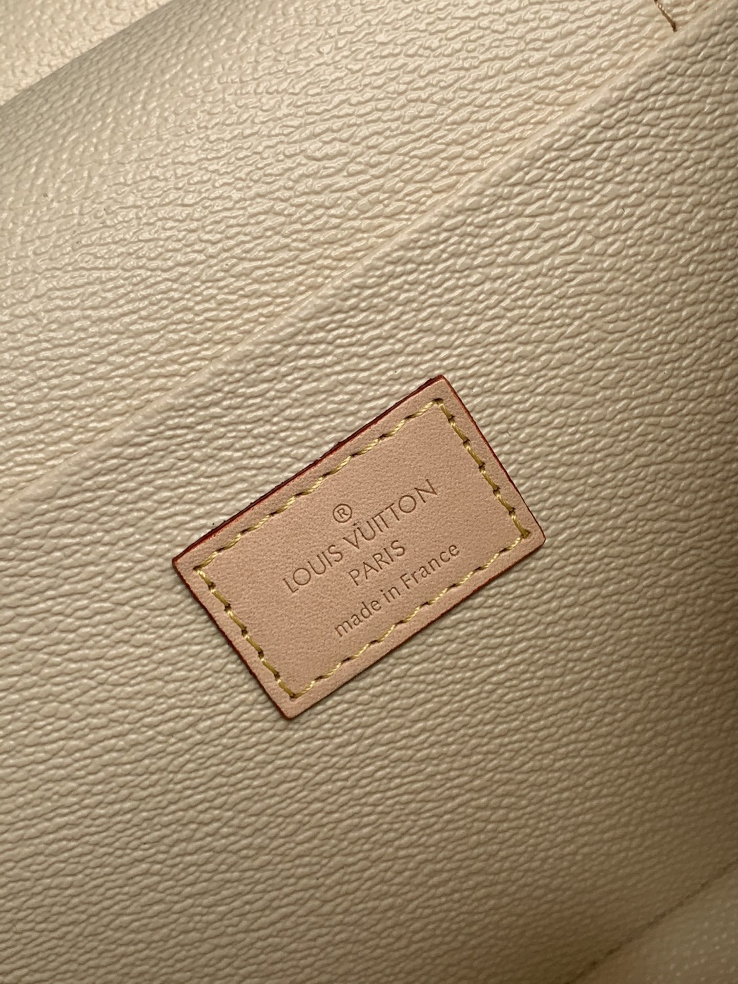 l0*is V*t0n cosmetic bag