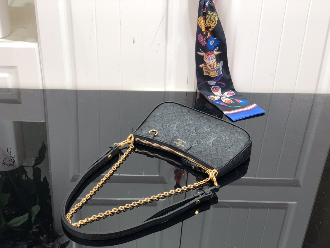 l0*is V*t0n easy pouch on strap-19x11.5x3cm