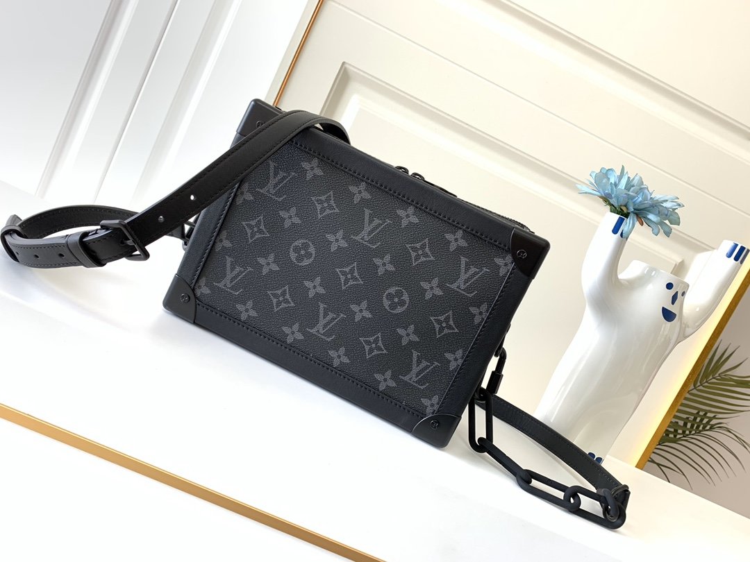 l0*is V*t0n soft trunk-25x17x9.5m