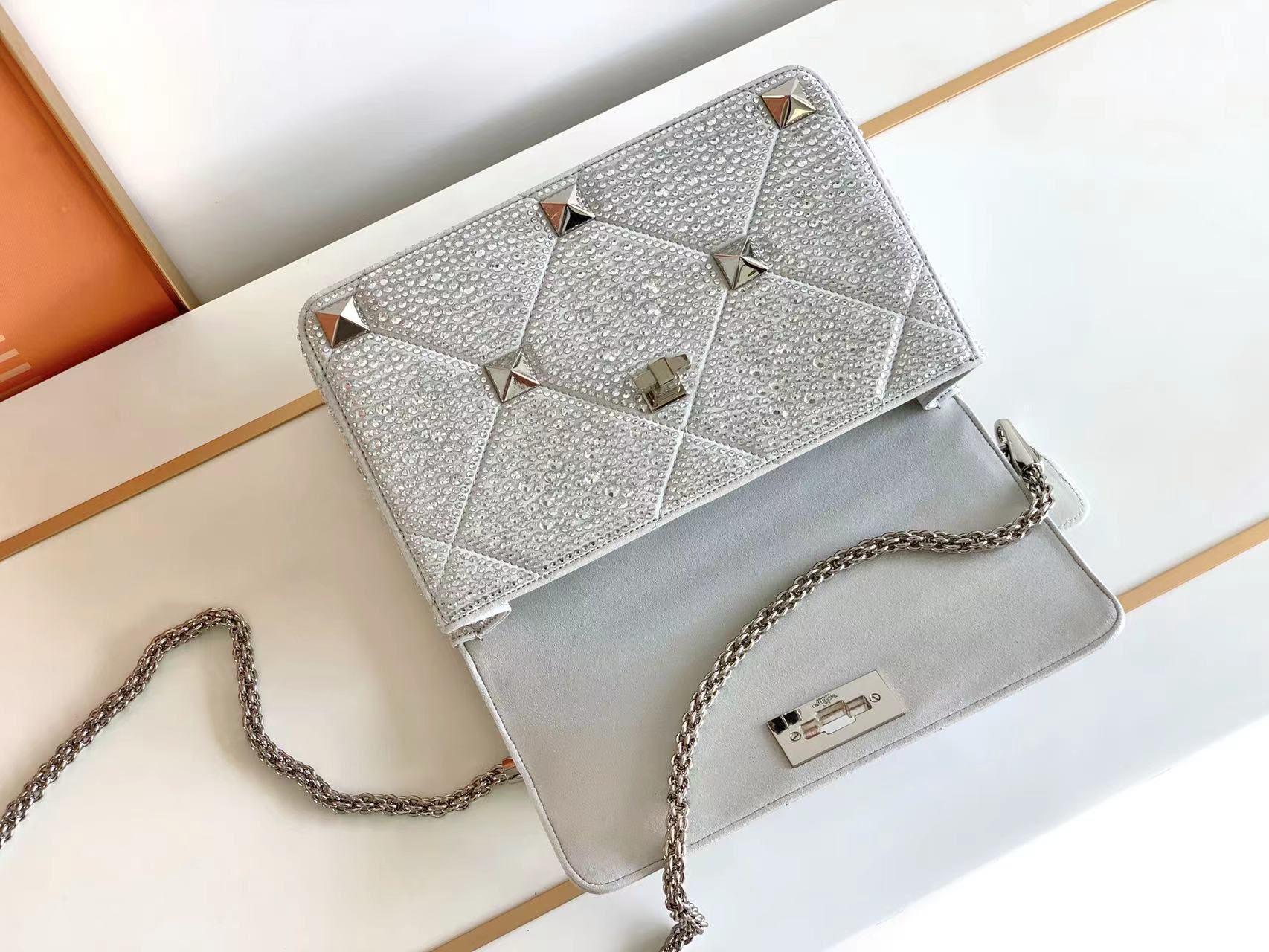 Va1e*ntin0 roman stud the soulder bag in nappa with chain-26x16x8cm
