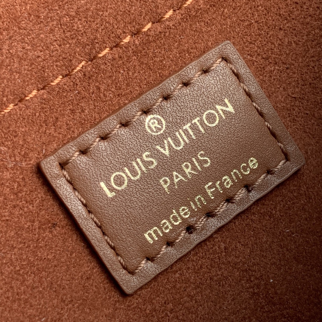l0*is V*t0n padlock on strap-19x11×3cm