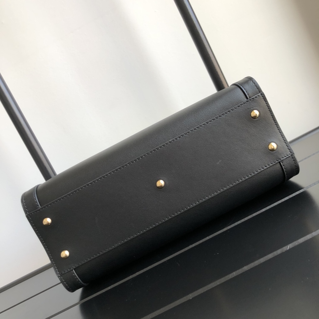 G*u*i diana top handbags