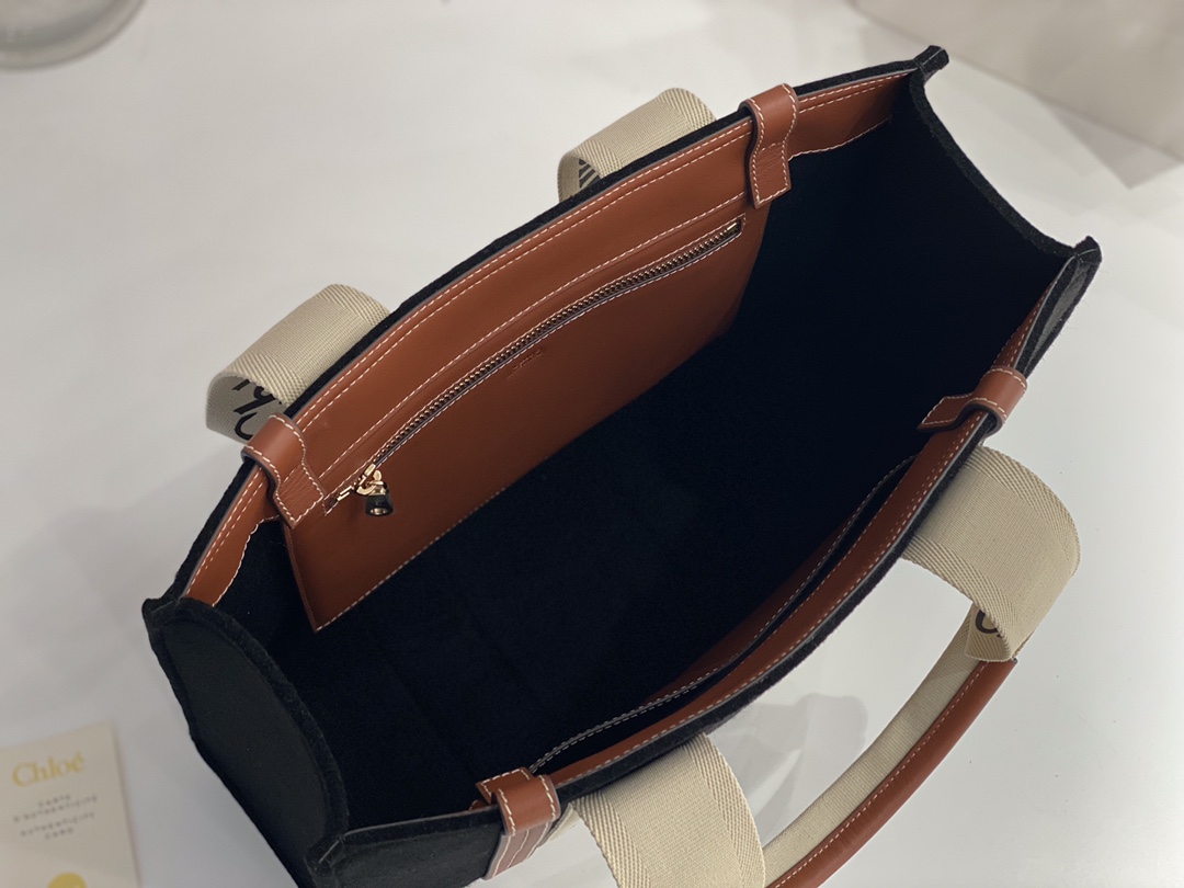 Ch10e woody tote bag