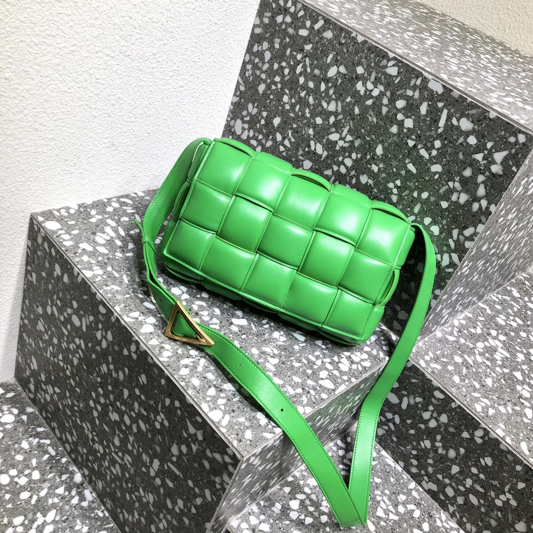 b0tte*a Ven*ta padded cassette bag-26*18*8cm