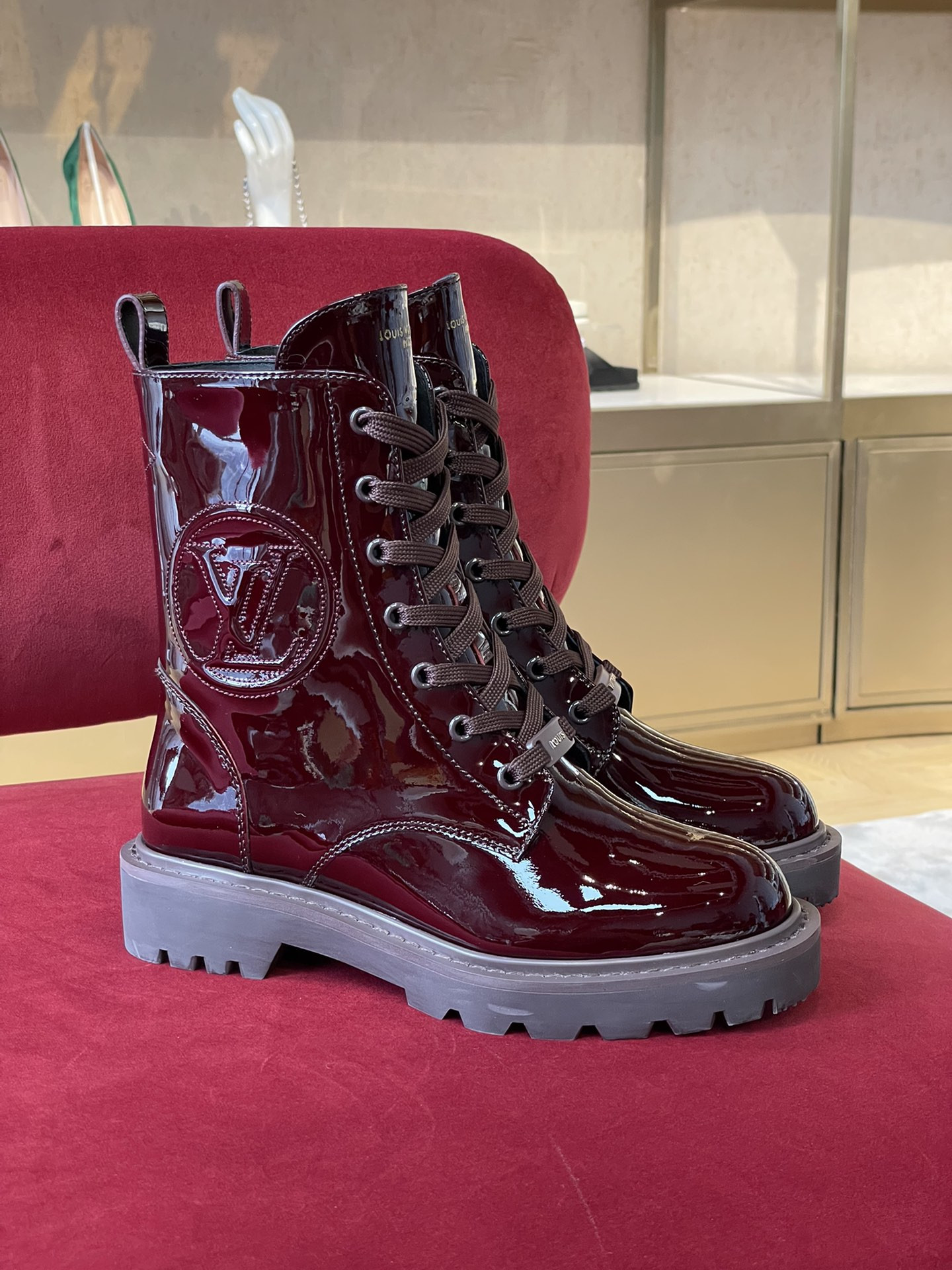 l0*is V*t0n boots