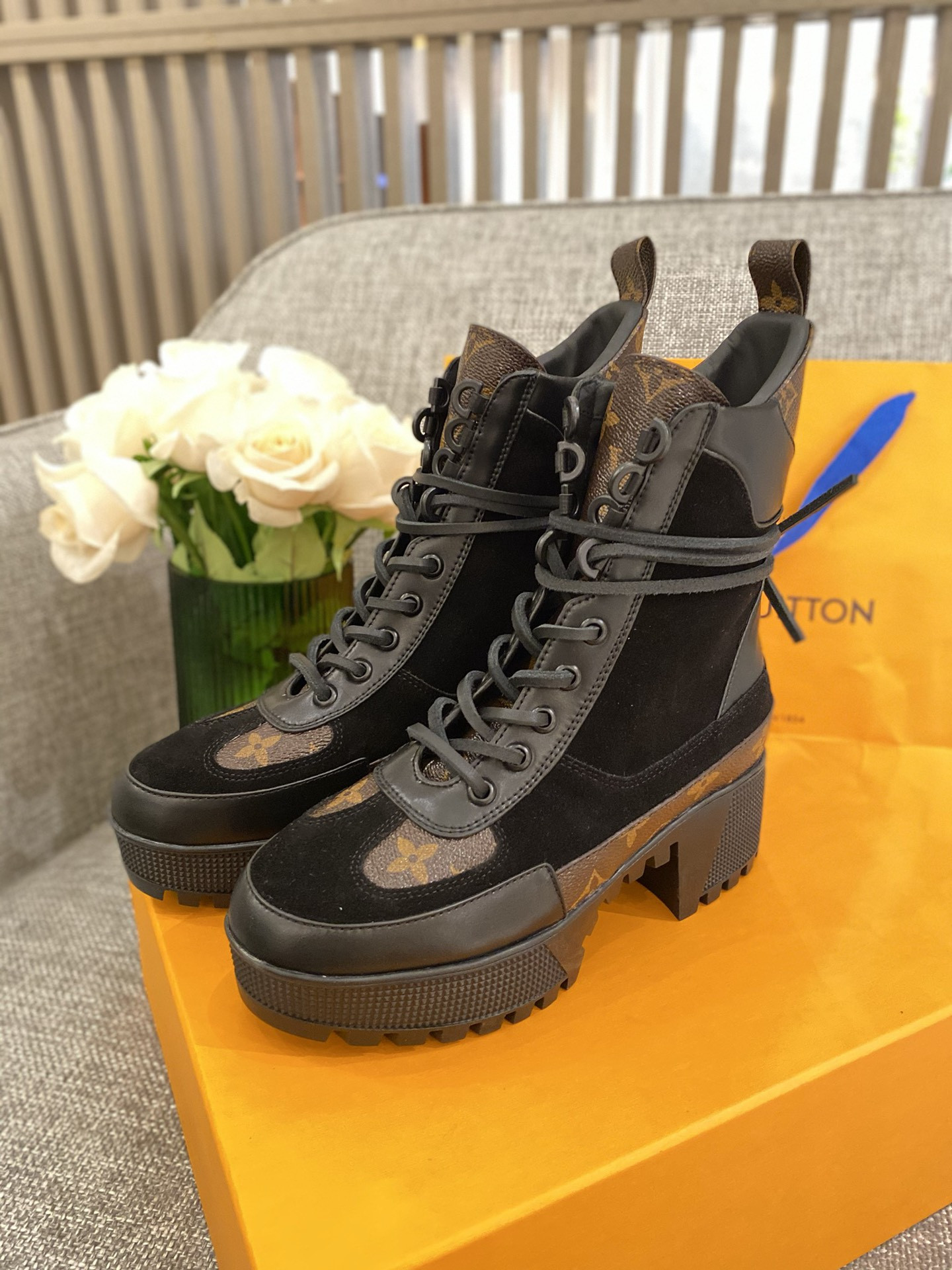 l0*is V*t0n boots
