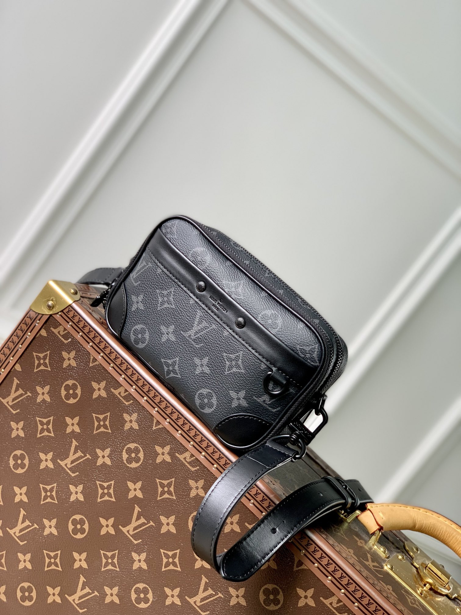 l0*is V*t0n neo alpha bag- m8254-11.0 x 18.5 x 6.5cm