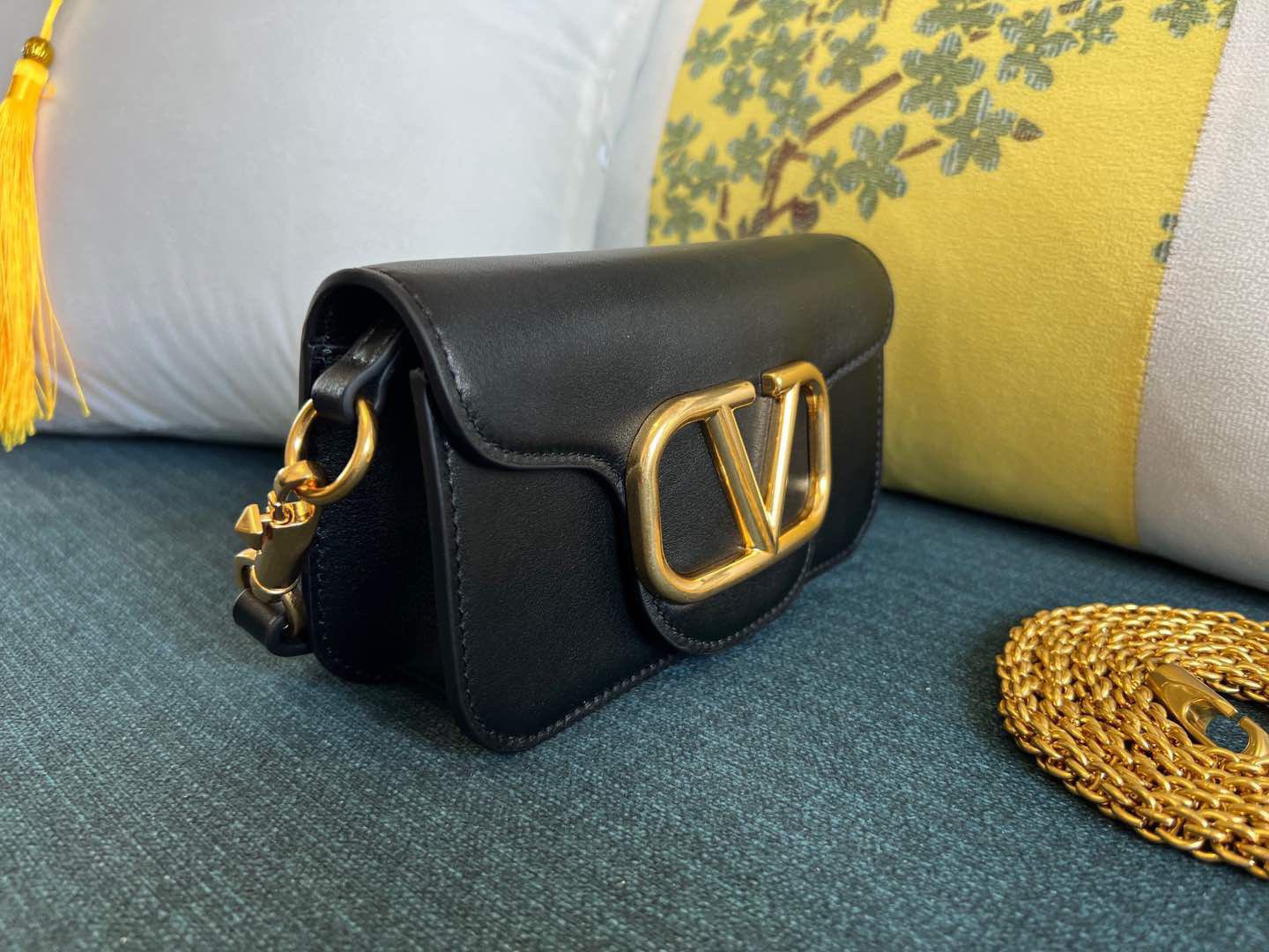 Va1e*ntin0 garavani shoulder bag-20*12*4cm