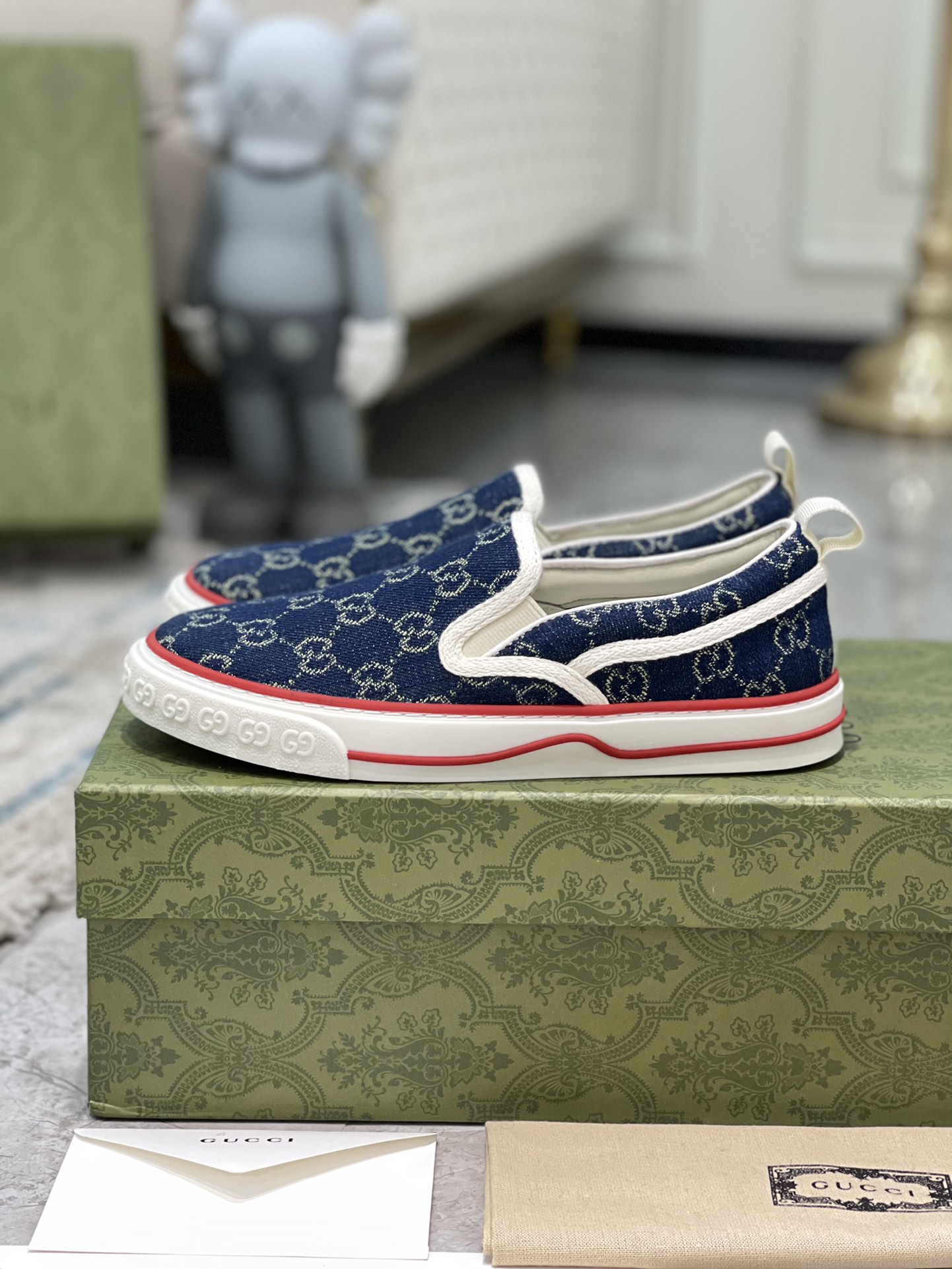 G*u*i disney sneakers
