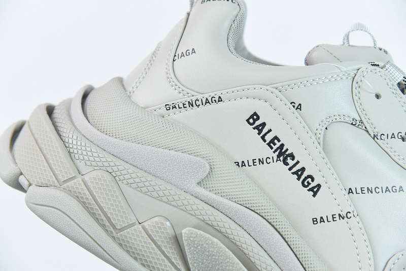 Ba*len*cia*ga triple s