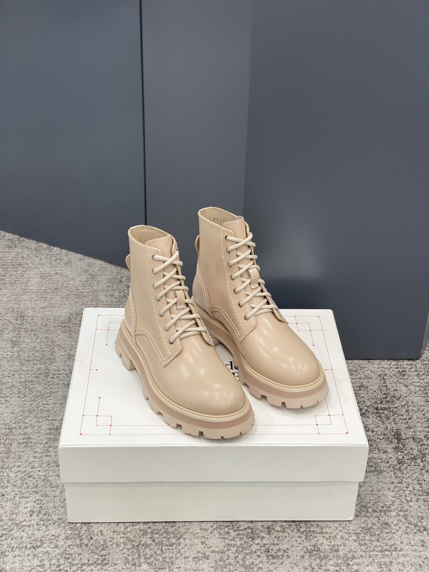 A1exa*der m*q*en boots