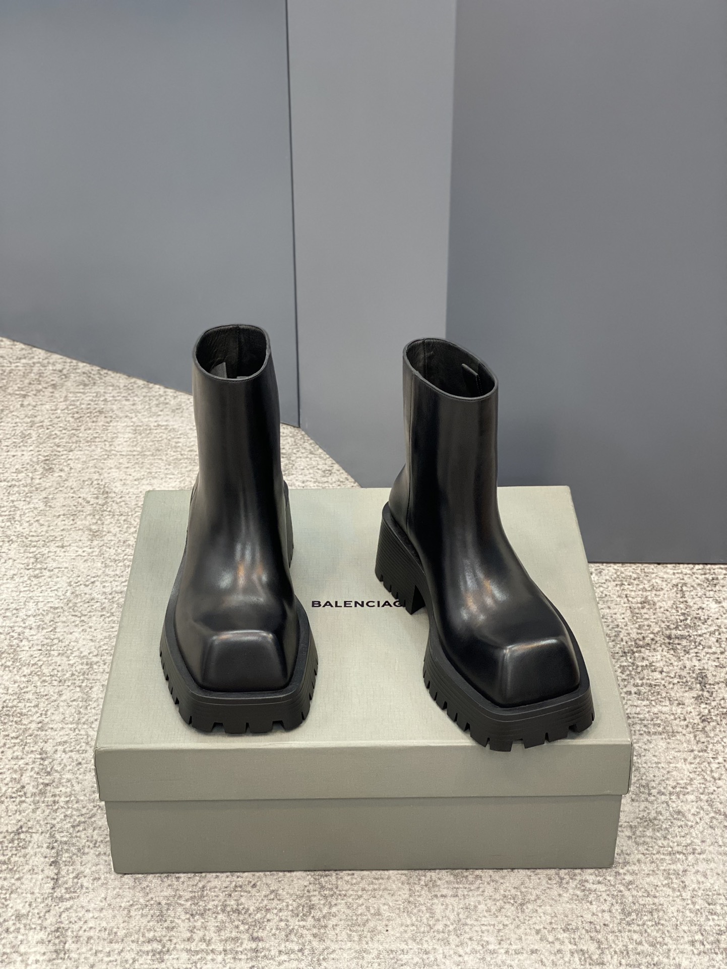 Ba*len*cia*ga boots