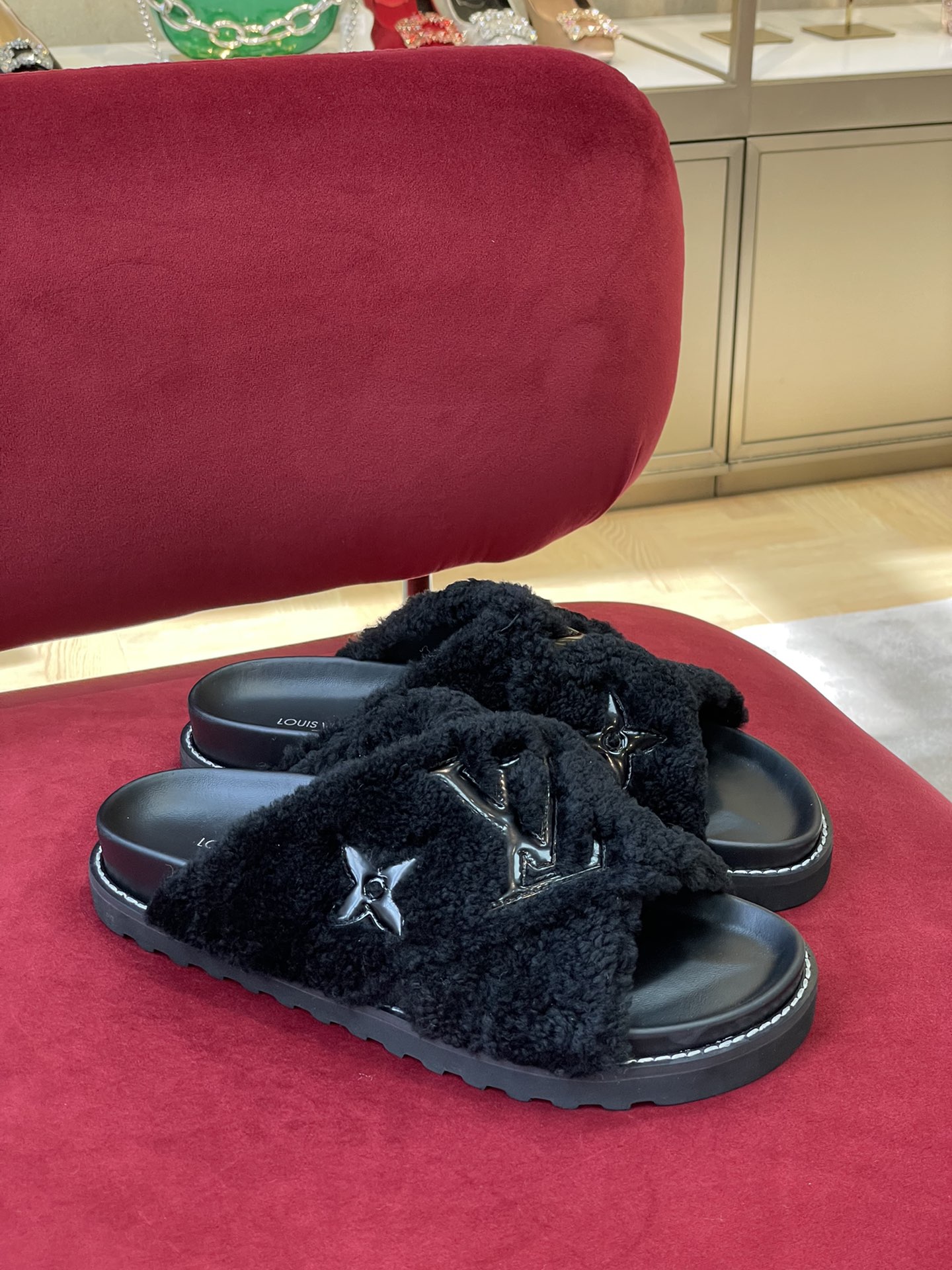 l0*is V*t0n paseo sandals