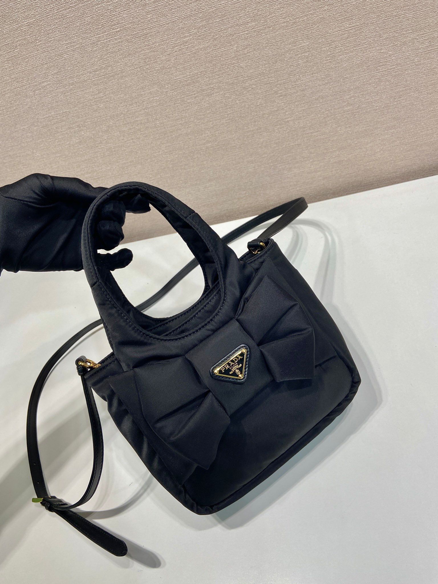 Pra*a mini bag aus gepolstertem re-nylon mit schleife-18*15.5*10