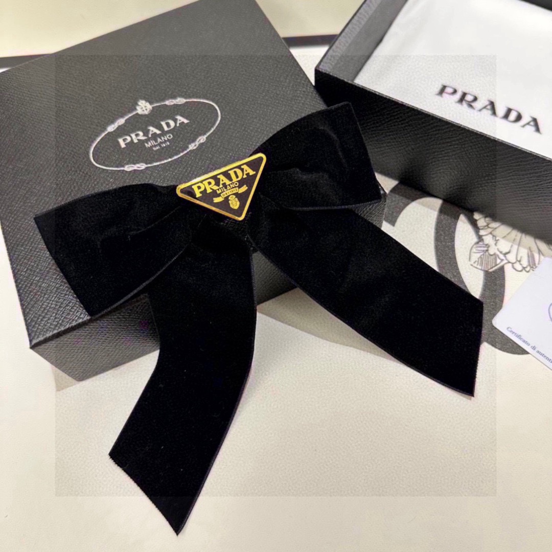 Pra*a triangle-logo bow velvet hair clip | black