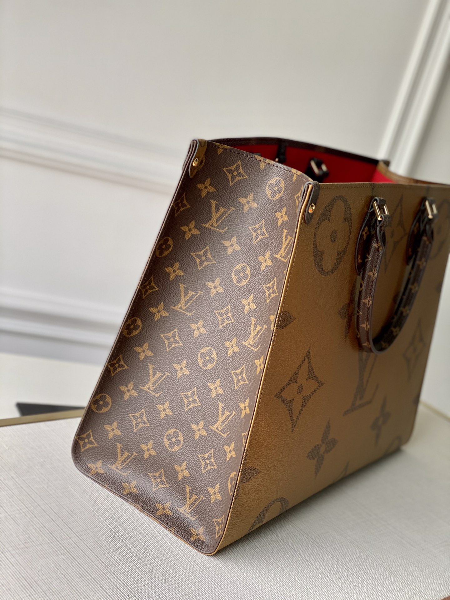 l0*is V*t0n onthego handbag-41*34*19cm(black strap)