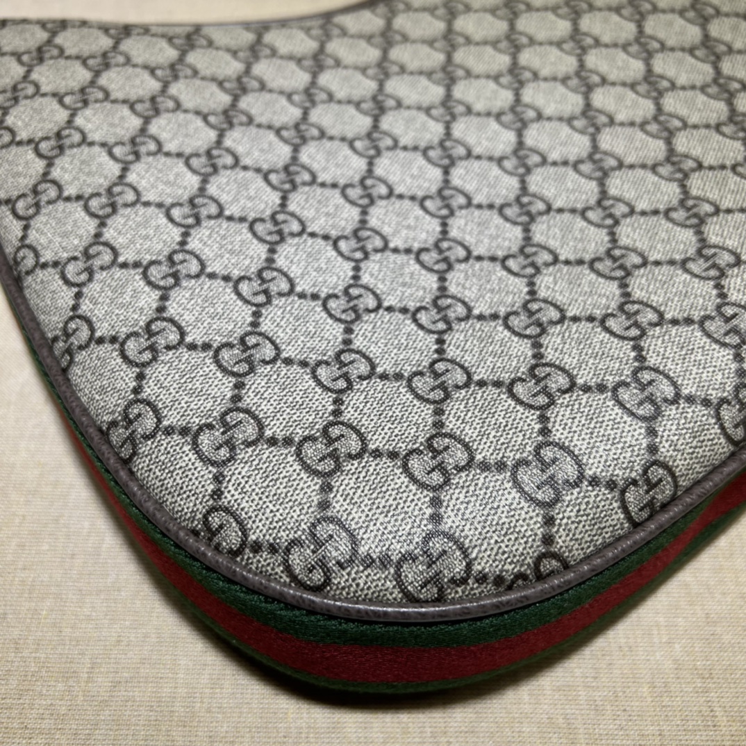 G*u*i attache large shoulder bag-35*32*6cm
