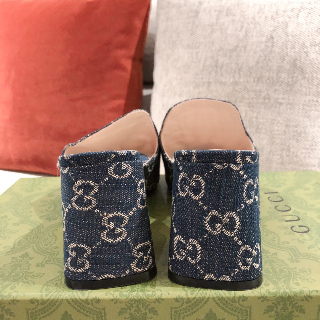 G*u*i sandals