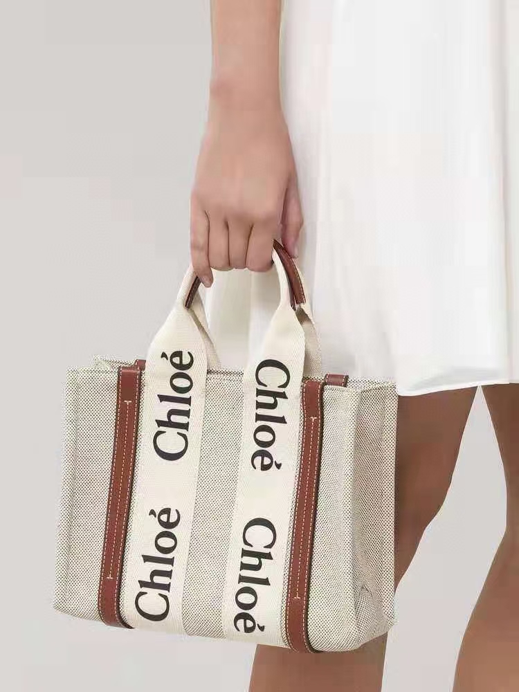 Ch10e woody tote bag