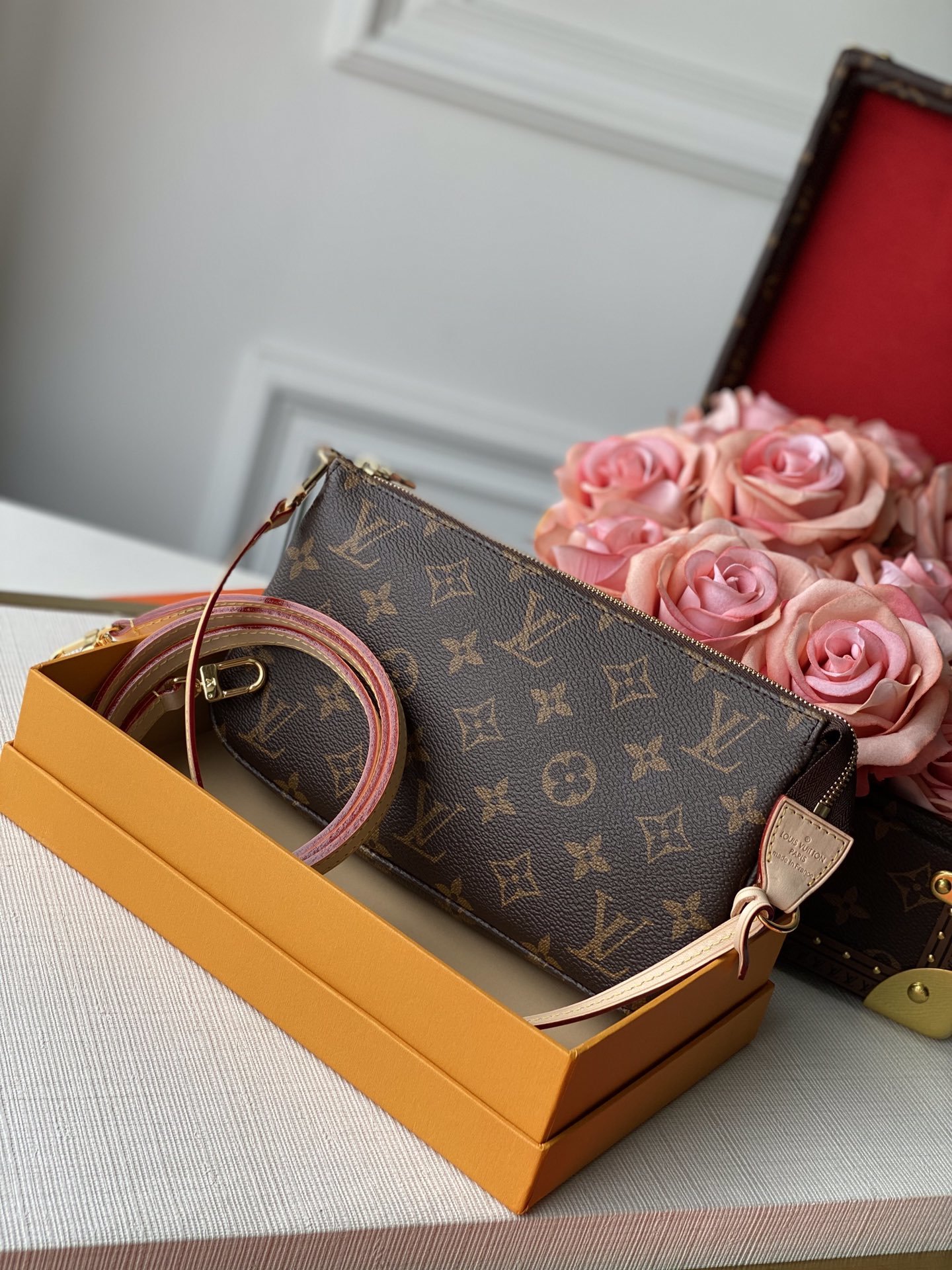 l0*is V*t0n pochette accessions-21*4*13cm
