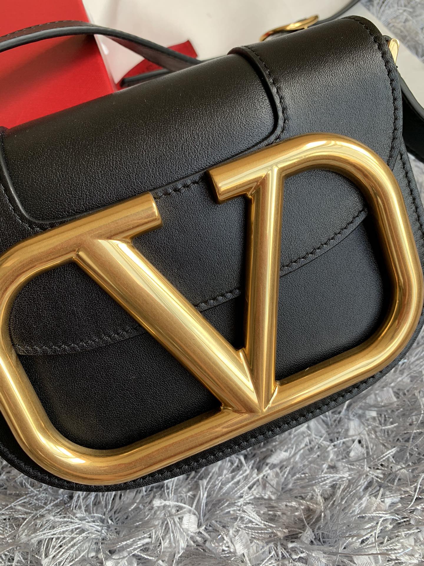 Va1e*ntin0 garavani s*pervee handbags-18*8*15cm
