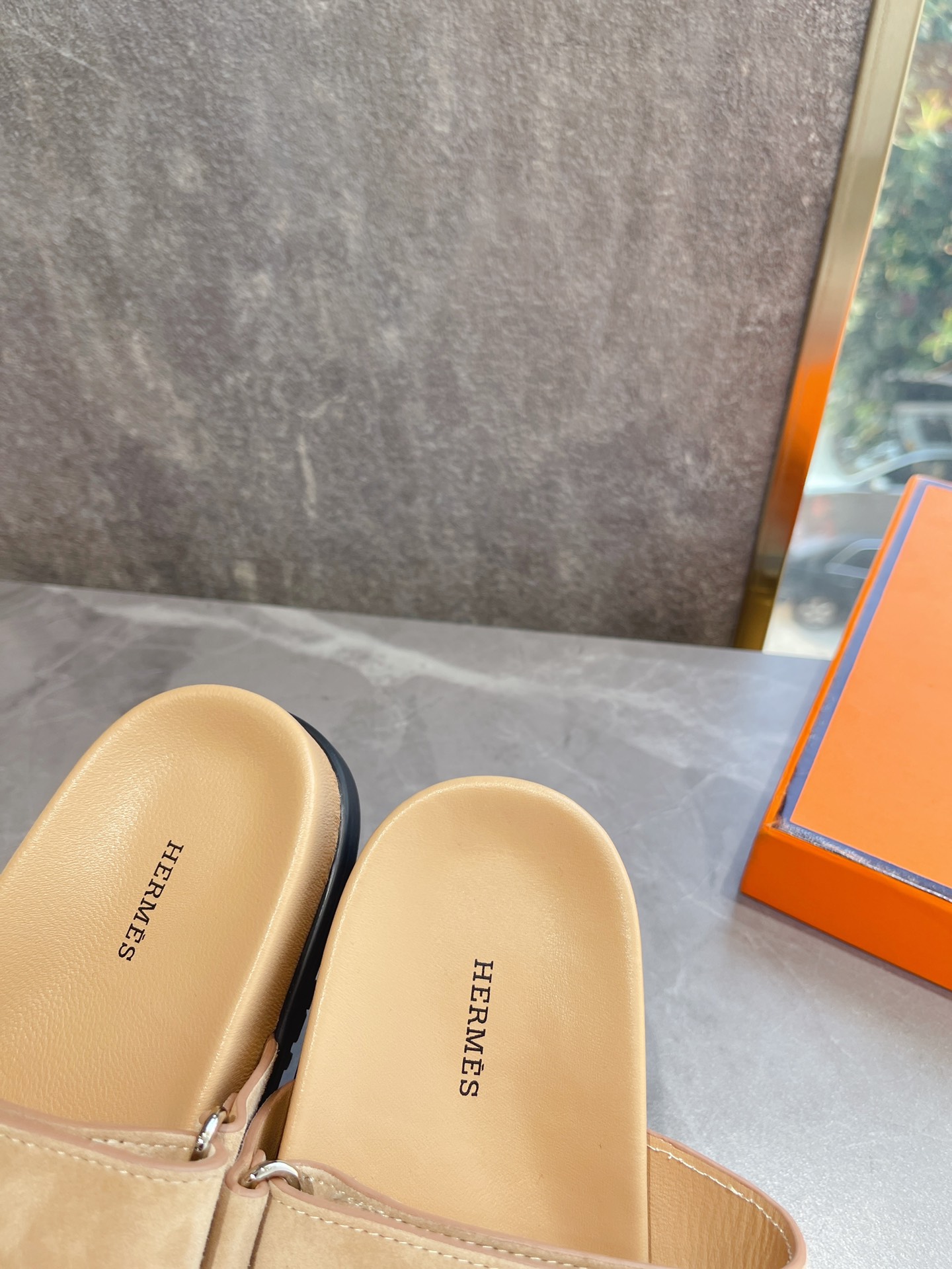 H**mes sandals