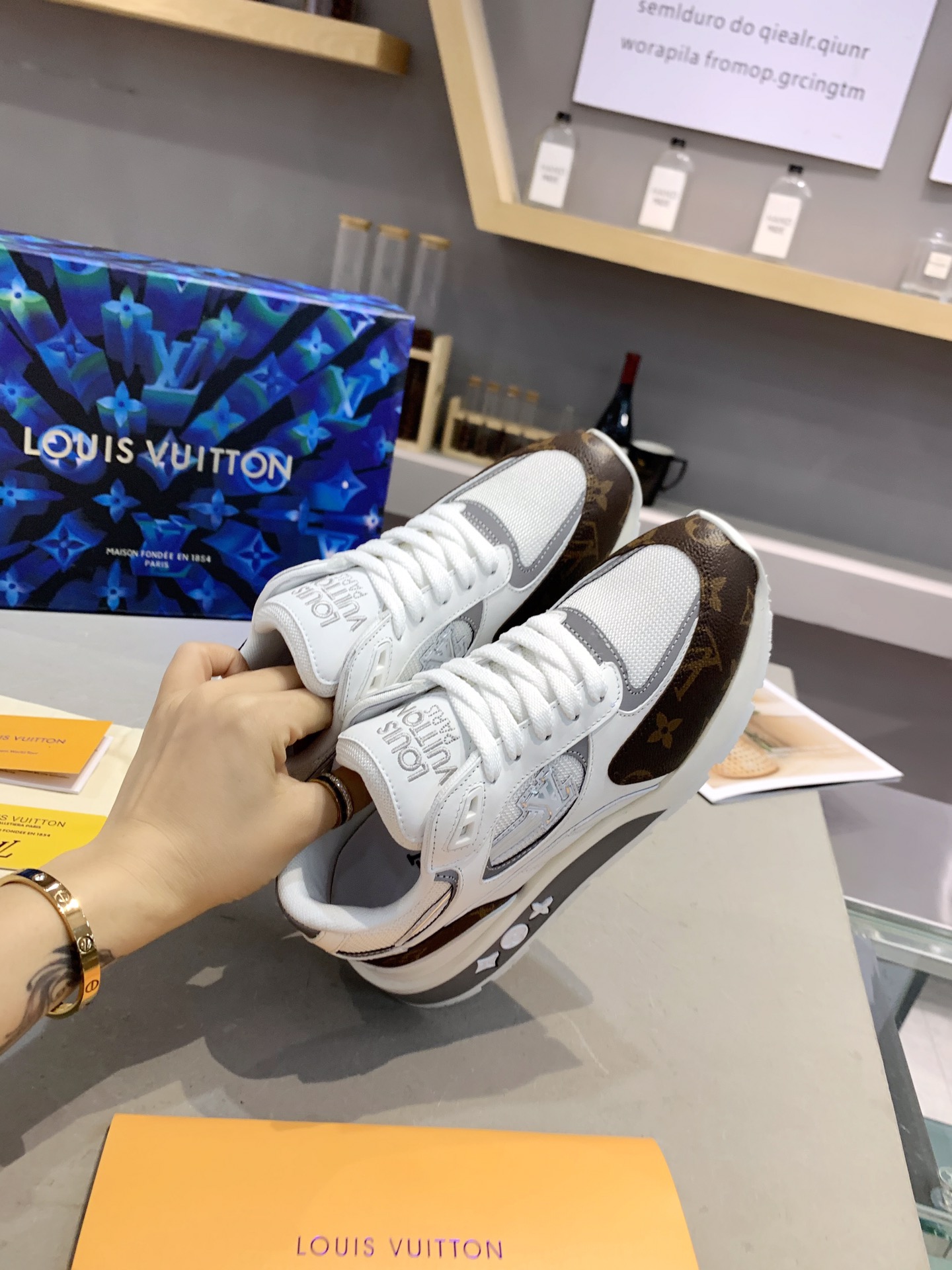 l0*is V*t0n sneakers