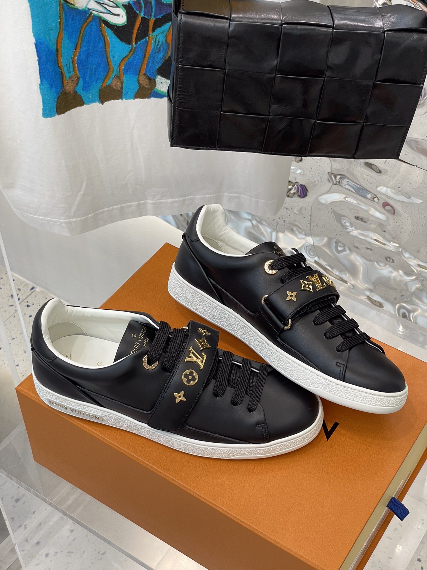 l0*is V*t0n sneakers