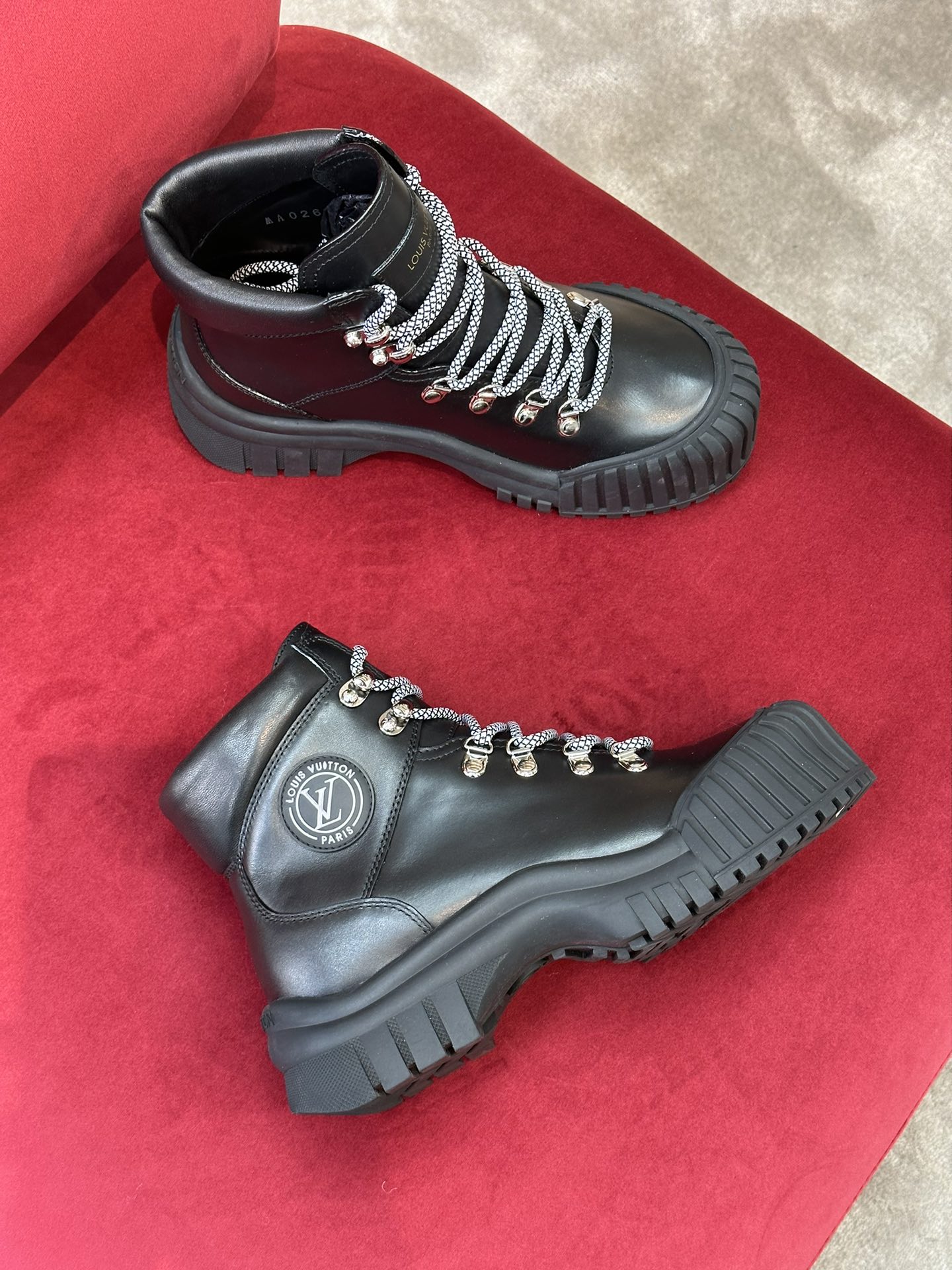 l0*is V*t0n boots
