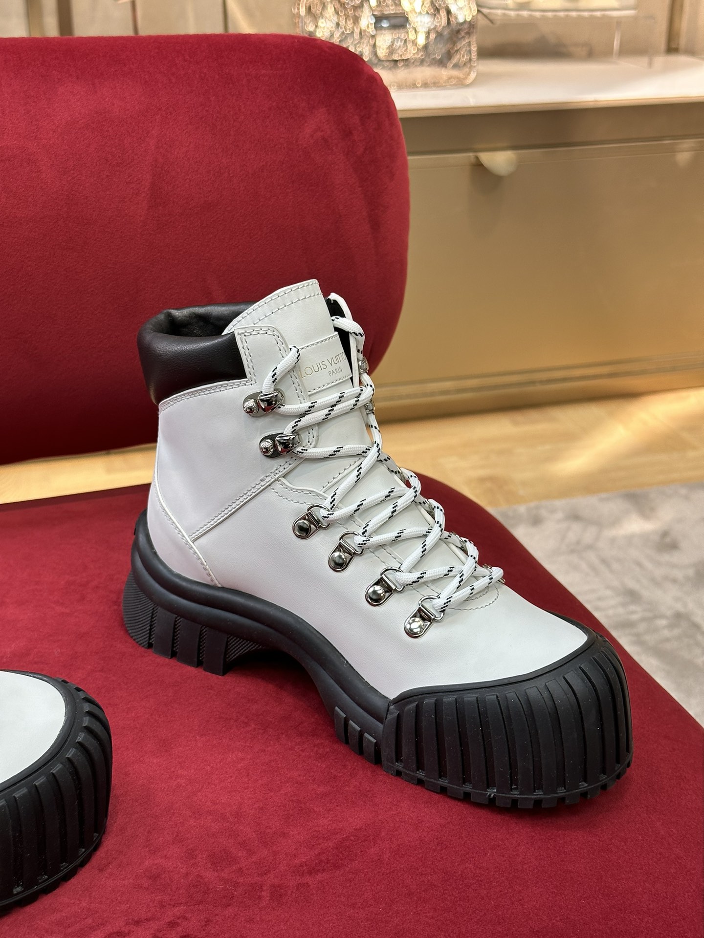 l0*is V*t0n boots