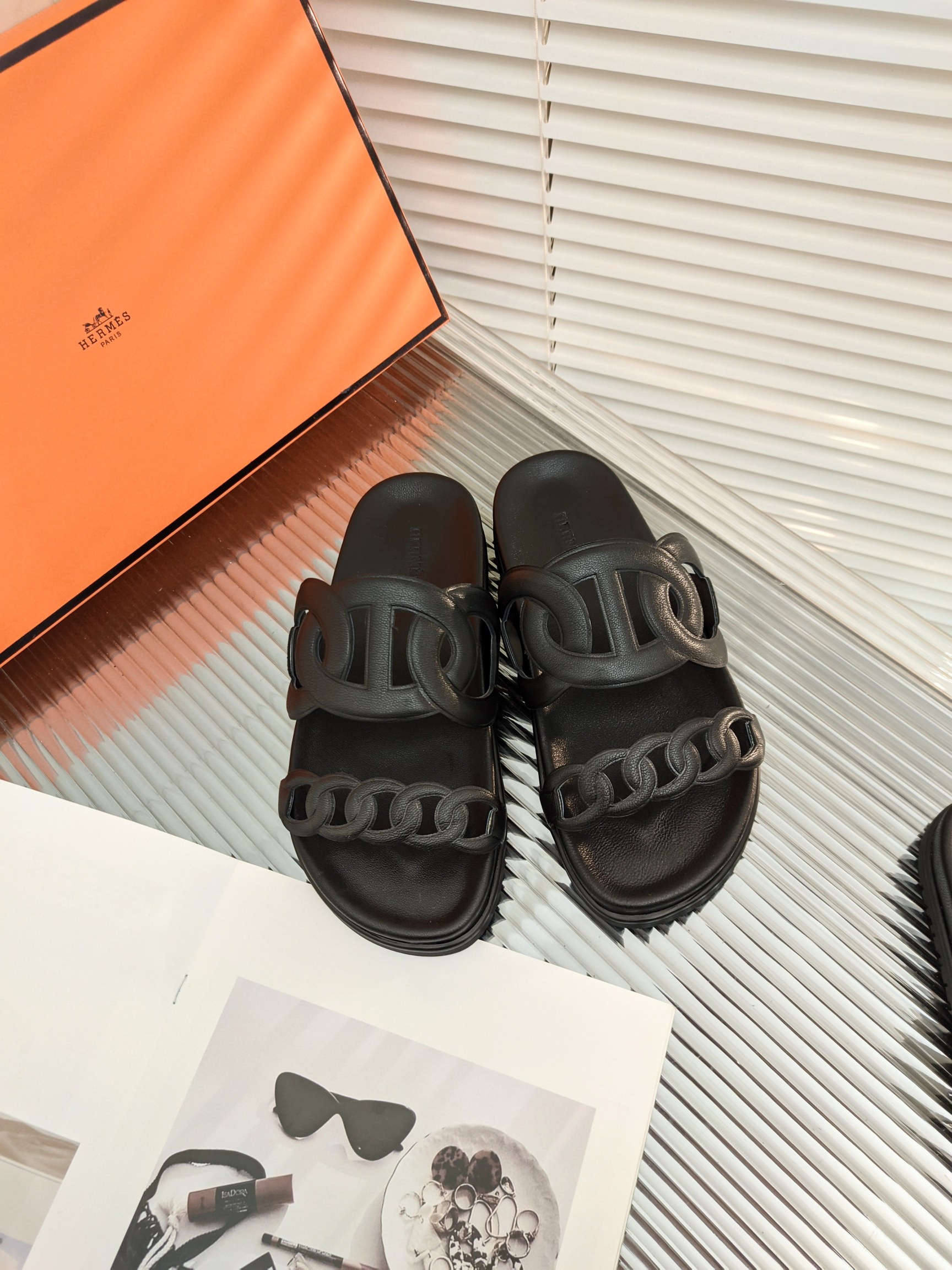 H**mes sandals