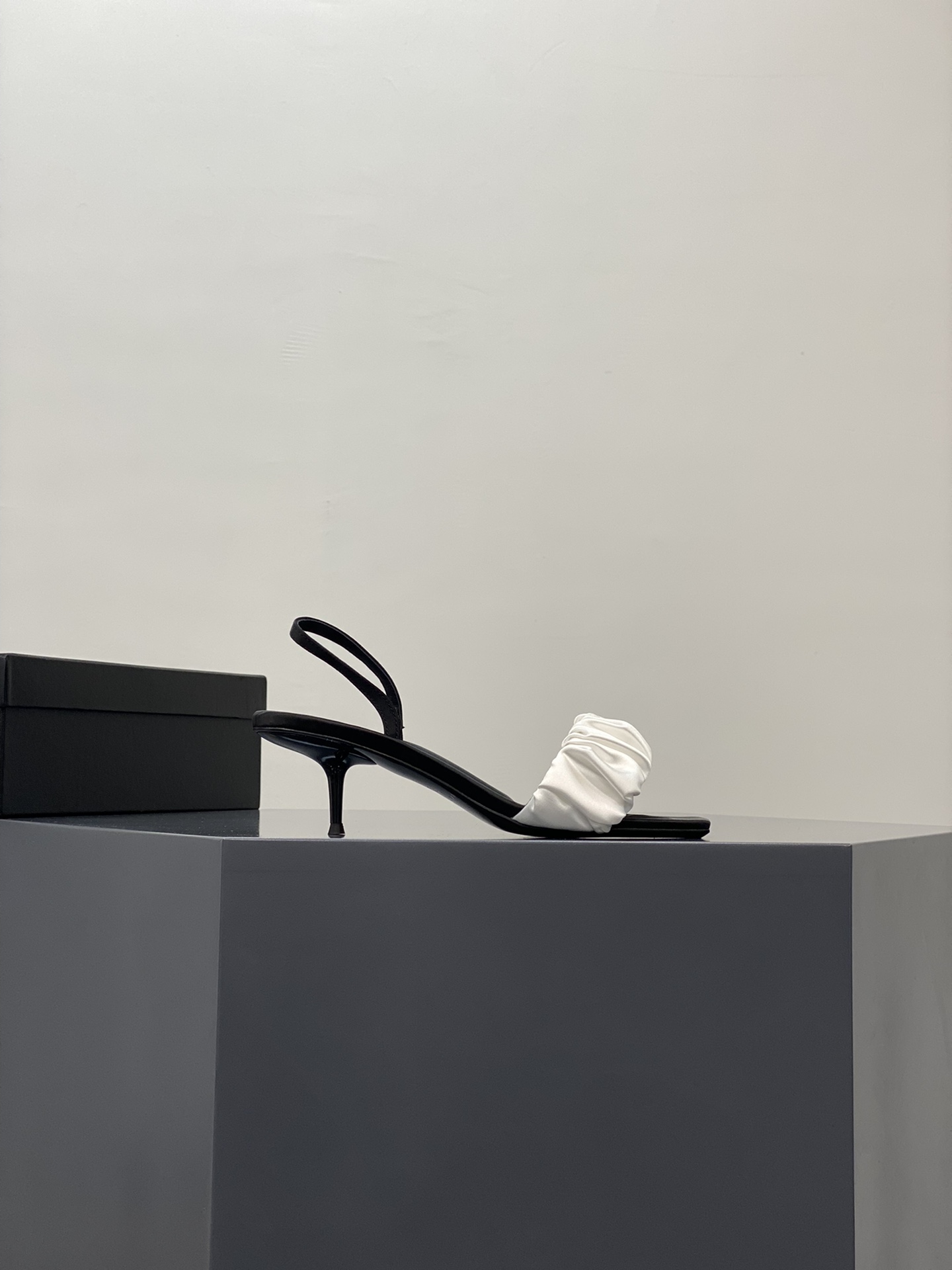 A1exa*der heels
