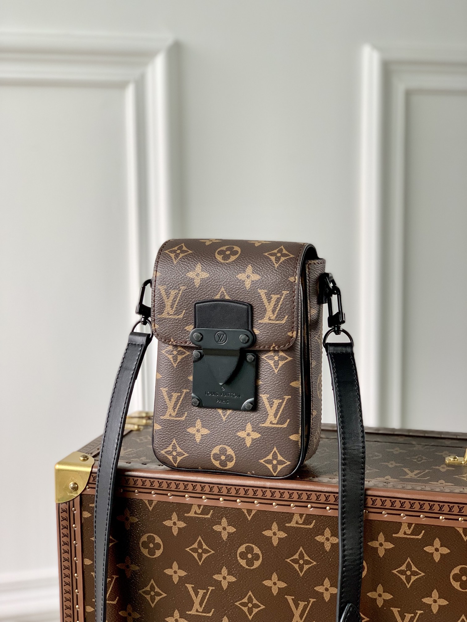 l0*is V*t0n s-lock vertical wearable handbag-12*19*7cm