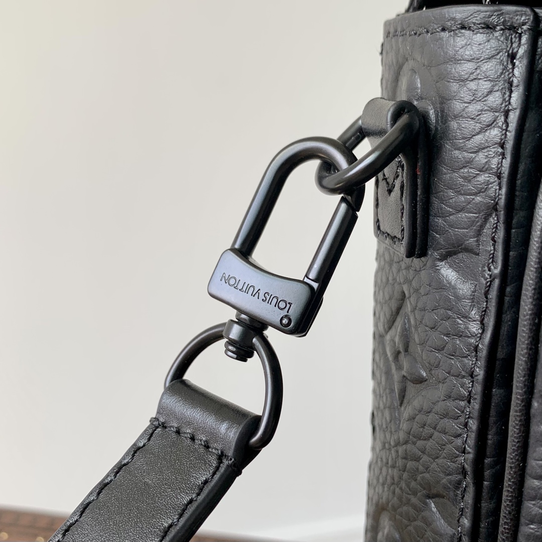 l0*is V*t0n s-lock vertical wearable handbag-12*19*7cm