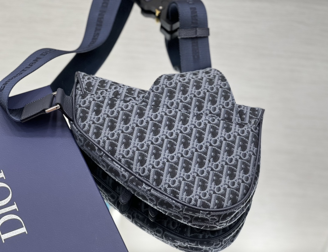D*or saddle bag-20 x 28.6 x 5cm