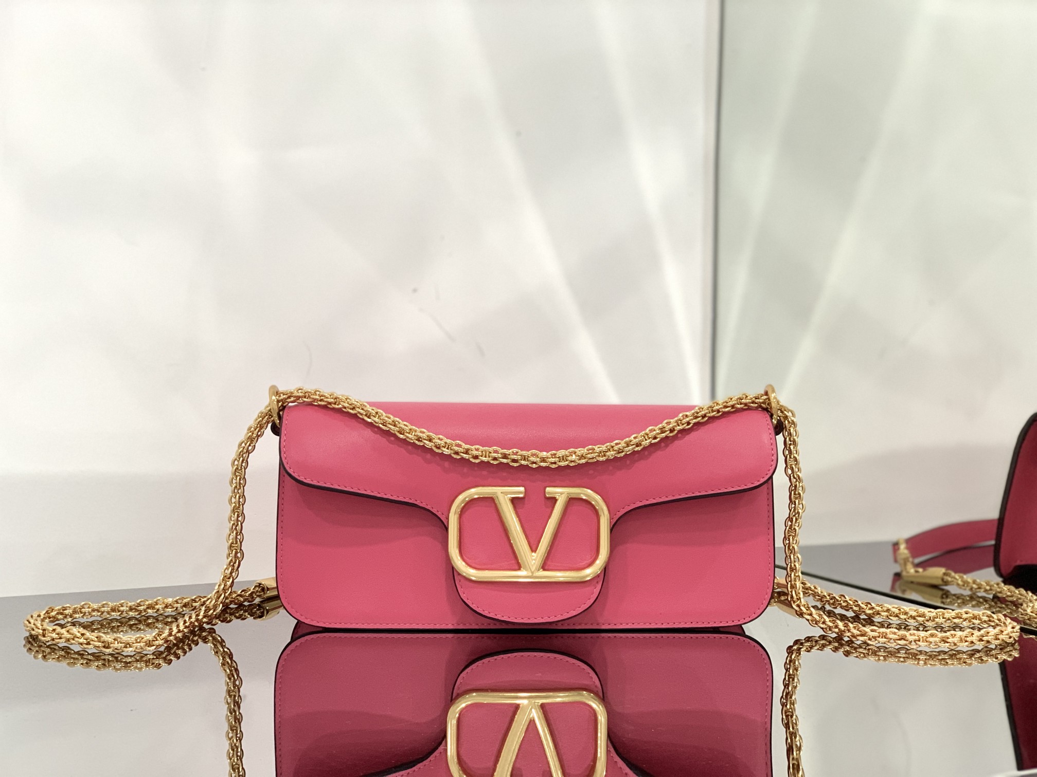 Va1e*ntin0 garavani locò shoulder bbag in calfskin with metallic vlogo-27*13*6cm