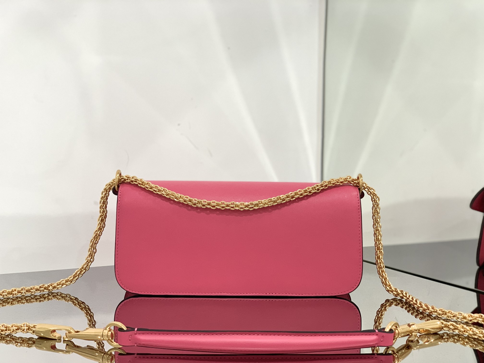 Va1e*ntin0 garavani locò shoulder bbag in calfskin with metallic vlogo-27*13*6cm