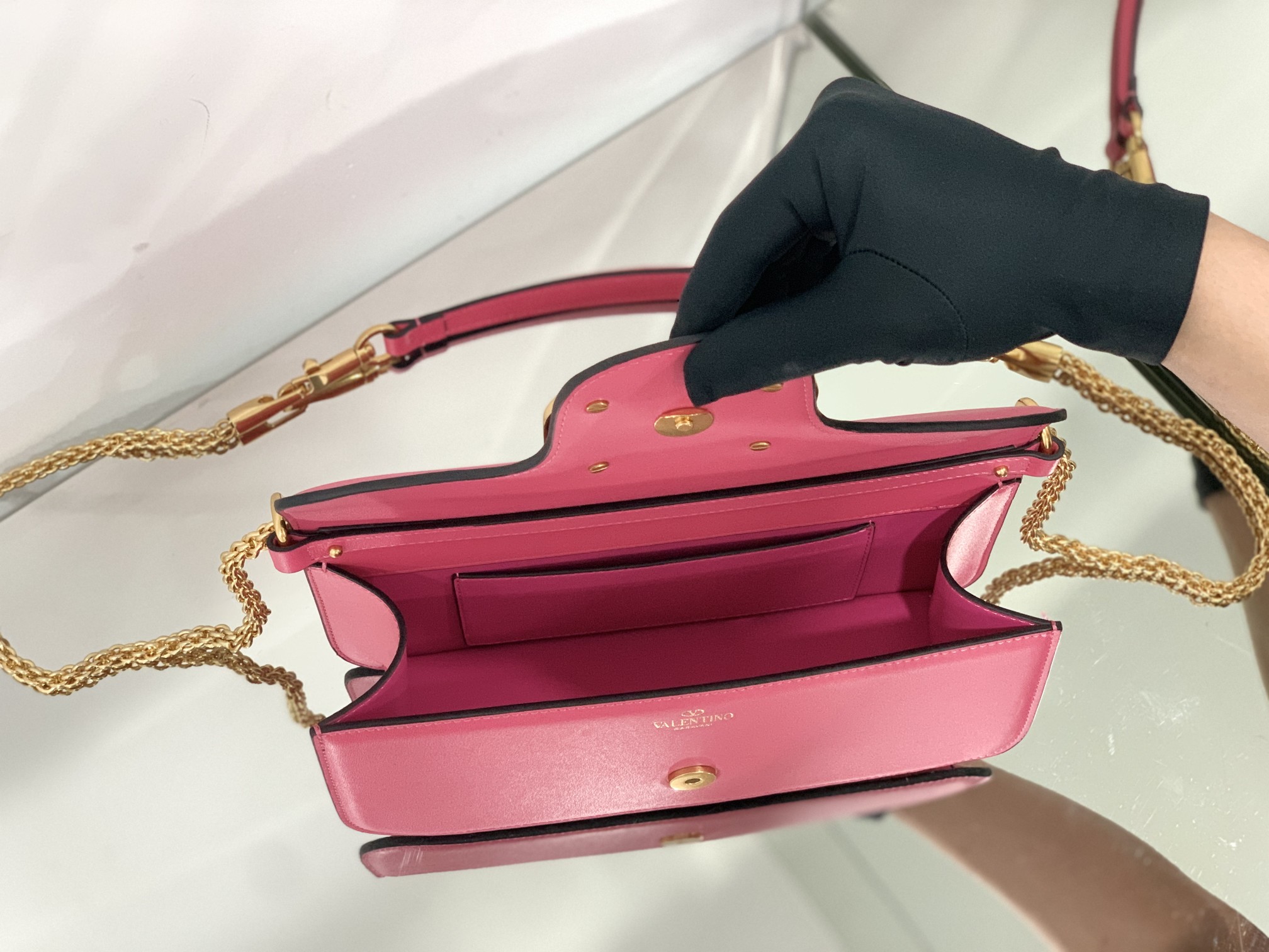 Va1e*ntin0 garavani locò shoulder bbag in calfskin with metallic vlogo-27*13*6cm