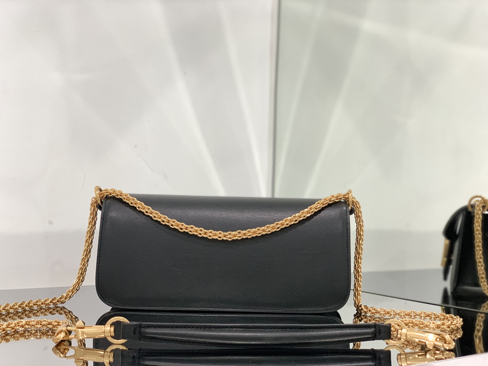 Va1e*ntin0 garavani locò shoulder bbag in calfskin with metallic vlogo-27*13*6cm
