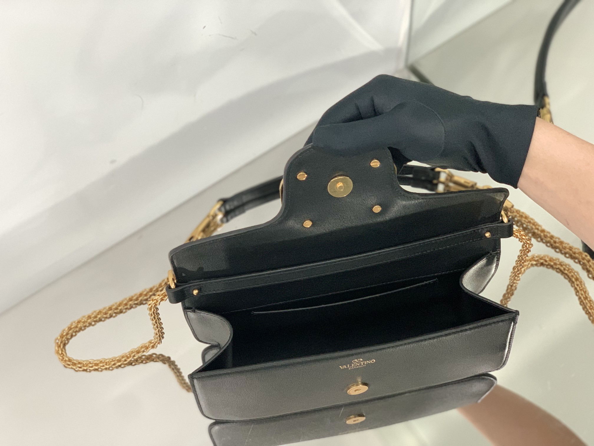 Va1e*ntin0 garavani locò shoulder bbag in calfskin with metallic vlogo-27*13*6cm
