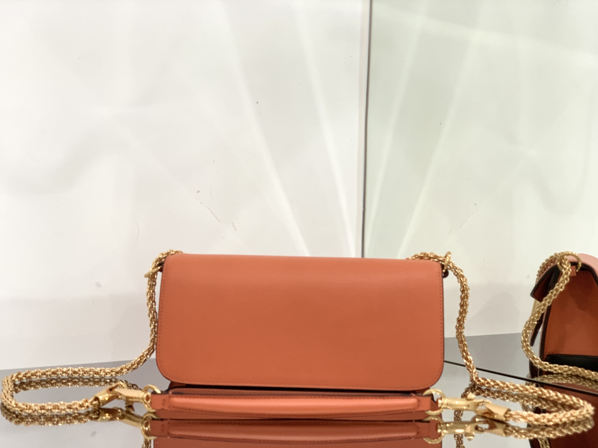 Va1e*ntin0 garavani locò shoulder bbag in calfskin with metallic vlogo-27*13*6cm