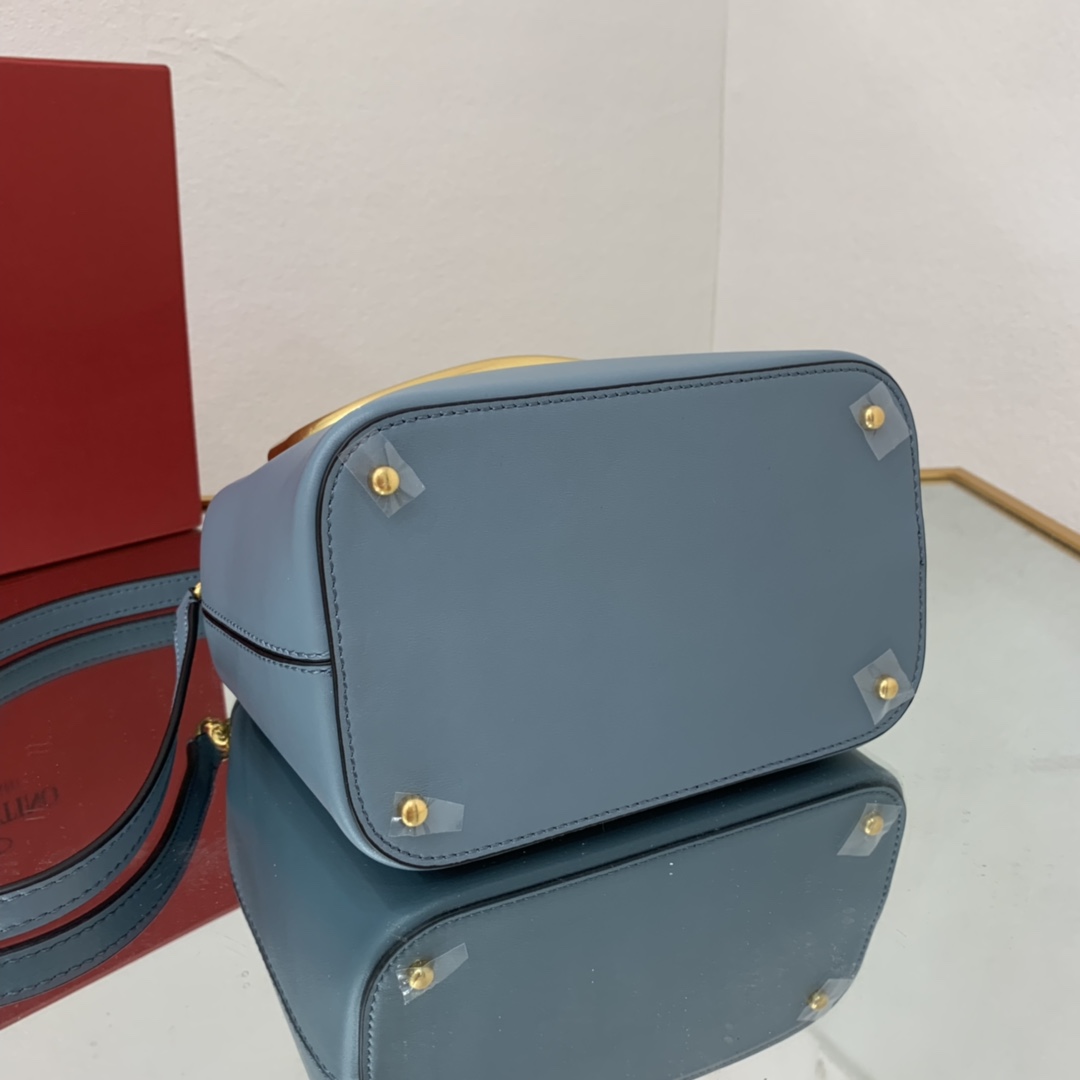 Va1e*ntin0 garavani s*pervee bag-20*19*12cm