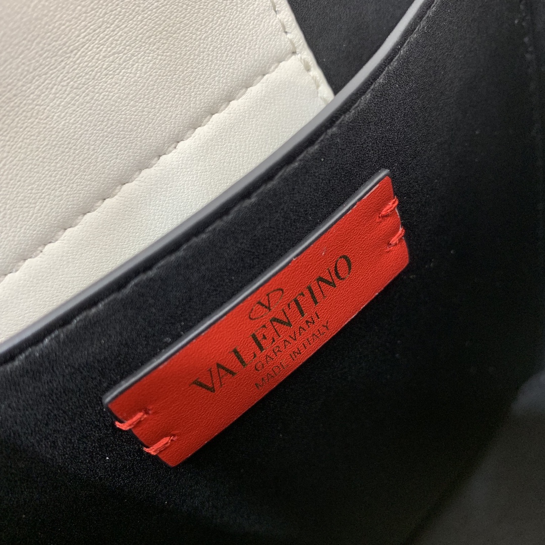 Va1e*ntin0 garavani s*pervee bag-20*19*12cm